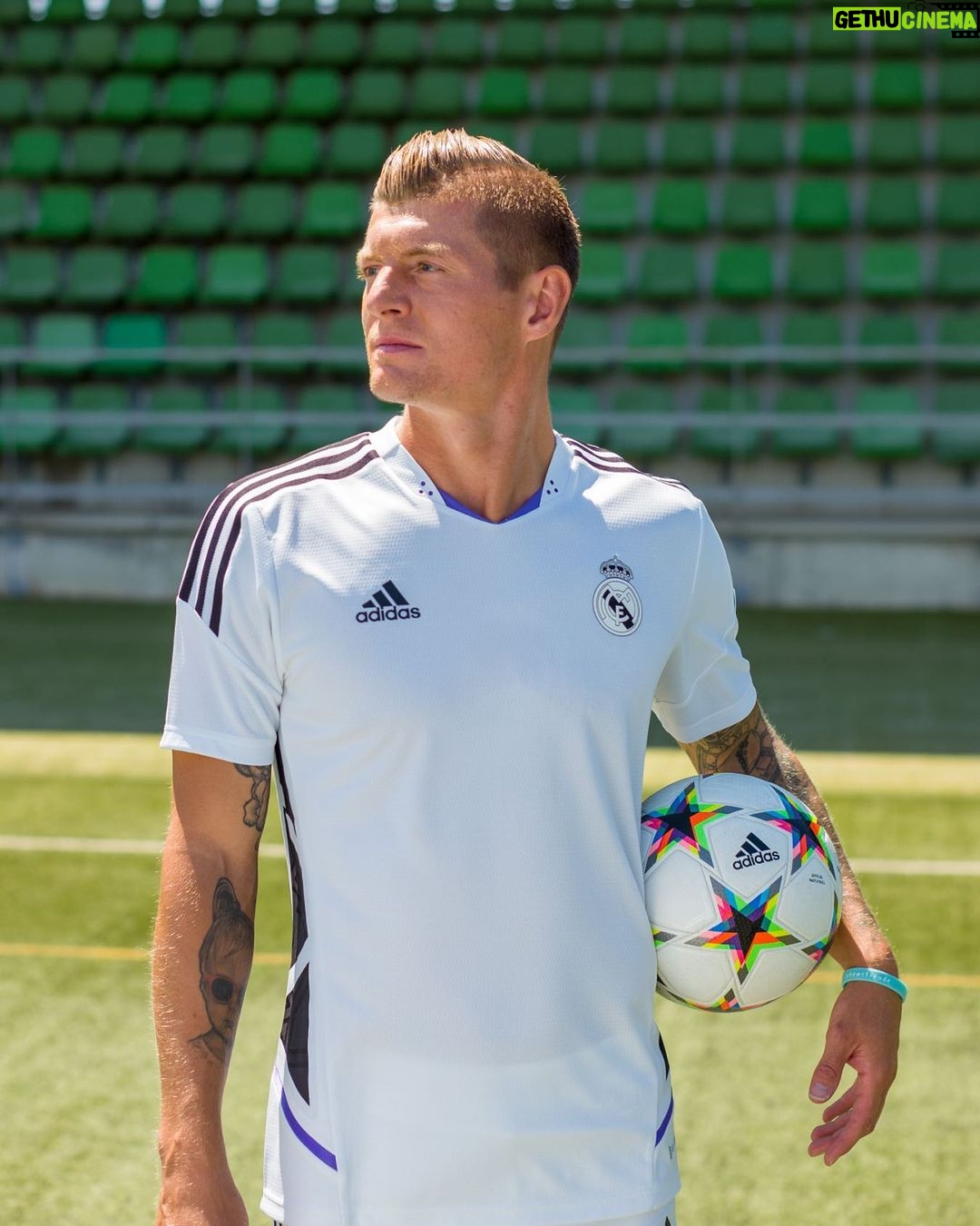 Toni Kroos Instagram - New UCL season, new ball. #adidas #OMB Looking forward to our games against @rbleipzig, @fcshakhtar & @celticfc! 💪🏼#HalaMadrid