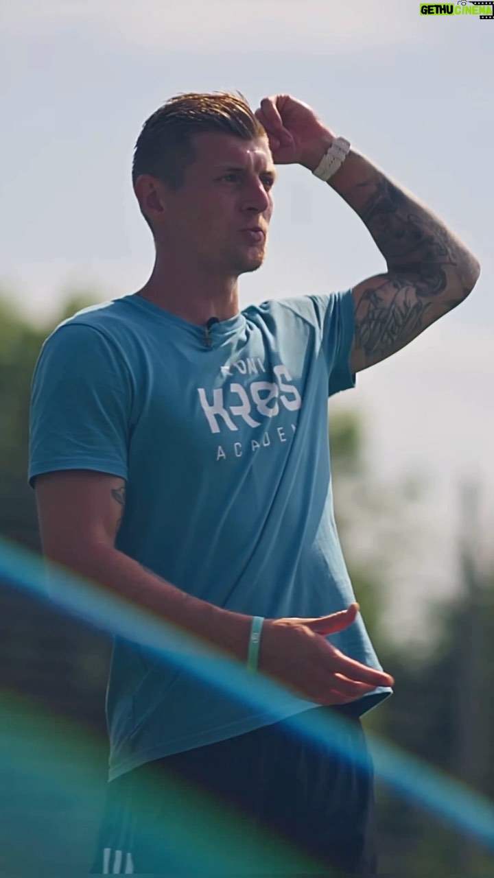 Toni Kroos Instagram - New chapter online. Nuevo capitulo disponible. Neues Kapitel ab jetzt in der App. 📲👀@toni.kr8s_academy ✅