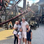 Toni Kroos Instagram - Vorneweg: Danke an die netten Leute vom @phantasialand für den klasse Tag bei Euch! Dieser wird natürlich auch in der neuen Luppen Folge „Das Leben mit dem großen Löffel“ ausgewertet mit schlauen Tipps wie z.b. wann man nun am besten Currywurst mit Pommes isst im Laufe eines Achterbahn-Tages. Wir besprechen außerdem warum man nach einem Ed Sheeran Konzert besonders gut auf sich aufpassen sollte, wie der Trainingsstart in Madrid war, warum der Schuhlöffel immer wichtiger wird und was Felix‘ ehemaliger Fahrlehrer für komische Teilzeit-Zuckungen hatte. All das hört ihr ab JETZT @spotifyde oder @applepodcasts! viel Spaß ✌🏼 @felixkroos23 @studiobummens