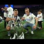 Toni Kroos Instagram - Einfach mal Luppen hat wieder viel erlebt dieses Jahr - das Comeback von @felixkroos23 in Pankow, das CL Finale in Paris inklusive Feier in Madrid, die Konferenz zwischen Beverly Hills und Ku’damm, das Live Dart-Match im Hotelzimmer in Leipzig und am Ende auch noch TV! Dazu wieder tolle Gäste wie u.a. @swish41, @lena_oberdorf, @drat_29 oder Christian Streich. Zusammengefasst: „Luppen 22 - We had a blast!“ - so heißt auch die neue und letzte Folge diesen Jahres. Jetzt online. Viel Spaß und frohes Fest liebe Luppen-Gemeinde! @studiobummens