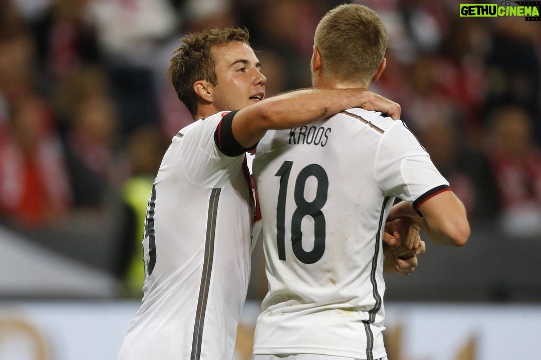 Toni Kroos Instagram - Luppen mit Mario Götze ist jetzt online!!! Wie immer @applepodcasts oder @spotifyde. Hat Spaß gemacht @mariogotze @felixkroos23 @studiobummens 🎙🎙🎙