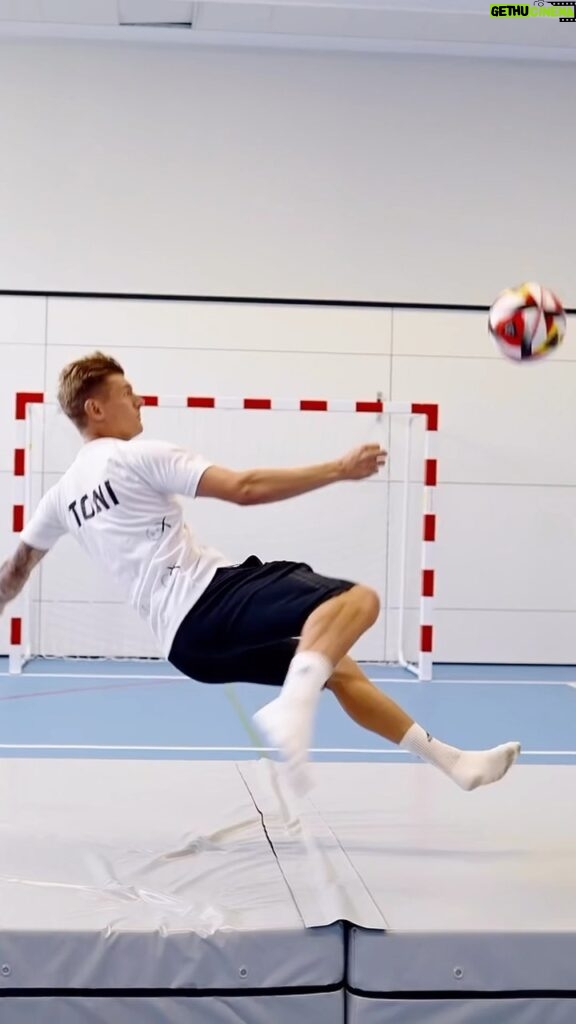 Toni Kroos Instagram - Train on Champions League level with @toni.kr8s_academy! Can you do THAT? Watch out NOW in the app! 📲👀