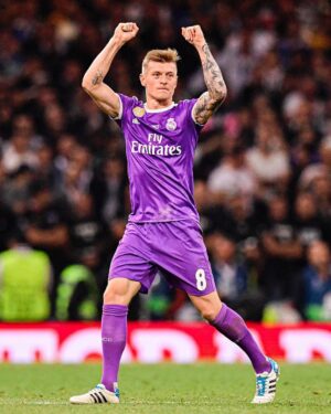 Toni Kroos Instagram - 💯 matches and countless #UCL memories with @RealMadrid!
1️⃣0️⃣0️⃣ partidos... ¡Miles de recuerdos en la Champions con nuestra camiseta!
#RealFootball