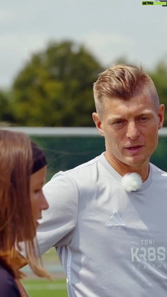Toni Kroos Instagram - Train how to score 👉 new chapter at Toni Kroos Academy App 📲 Its chapter #15 with many brand new exercises👇 ▪Turn and Shoot ▪Volley ▪Rebounds ▪Shooting of the dribbling ▪+ 8 Basics Exercises What’s special about this one? Former German National Team star @lena_goessling joined to give our players some advice 🙏 Download Toni Kroos Academy App now 📲 #kroos #football #futbol #fussball #training