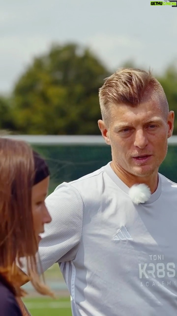 Toni Kroos Instagram - Train how to score 👉 new chapter at Toni Kroos Academy App 📲 Its chapter #15 with many brand new exercises👇 ▪️Turn and Shoot ▪️Volley ▪️Rebounds ▪️Shooting of the dribbling ▪️+ 8 Basics Exercises What’s special about this one? Former German National Team star @lena_goessling joined to give our players some advice 🙏 Download Toni Kroos Academy App now 📲 #kroos #football #futbol #fussball #training