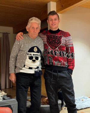 Toni Kroos Instagram - Frohes Fest soll ich ausrichten. Vom Chef persönlich.