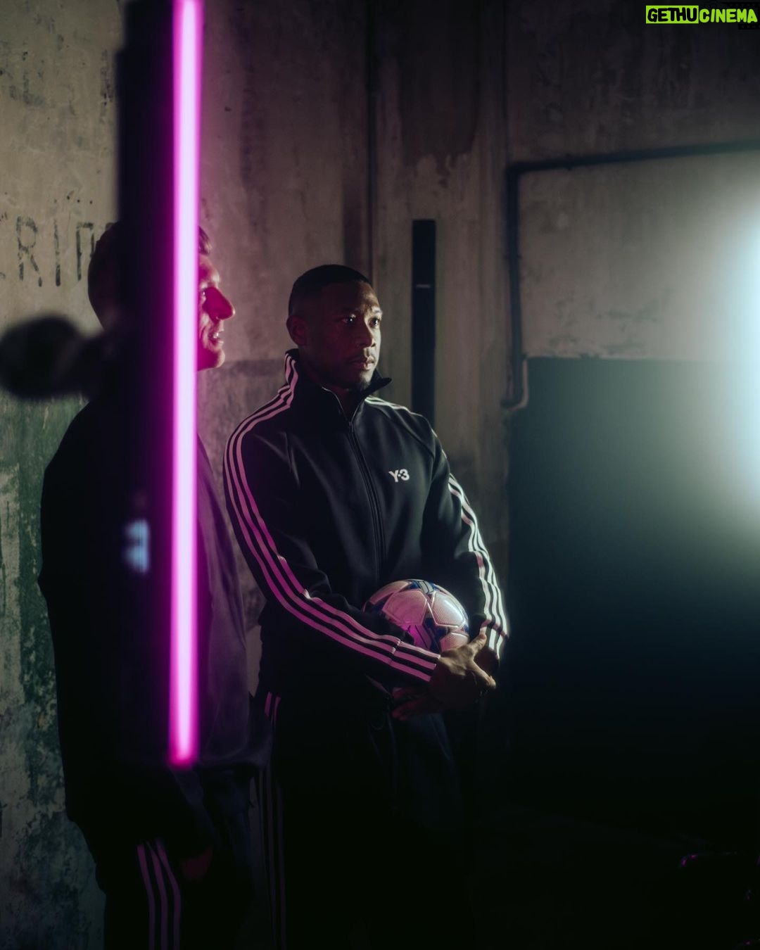 Toni Kroos Instagram - B E H I N D T H E S C E N E S Good Vibes only beim Shoot mit @toni.kr8s und @davidalaba in Madrid. Mehr Content findet ihr übrigens auf unserem YouTube und TikTok Channel 🤫 Madrid, Spain