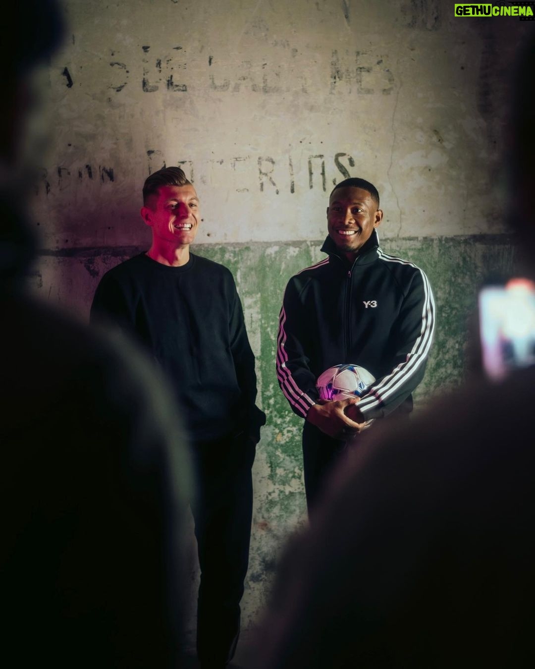 Toni Kroos Instagram - B E H I N D T H E S C E N E S Good Vibes only beim Shoot mit @toni.kr8s und @davidalaba in Madrid. Mehr Content findet ihr übrigens auf unserem YouTube und TikTok Channel 🤫 Madrid, Spain