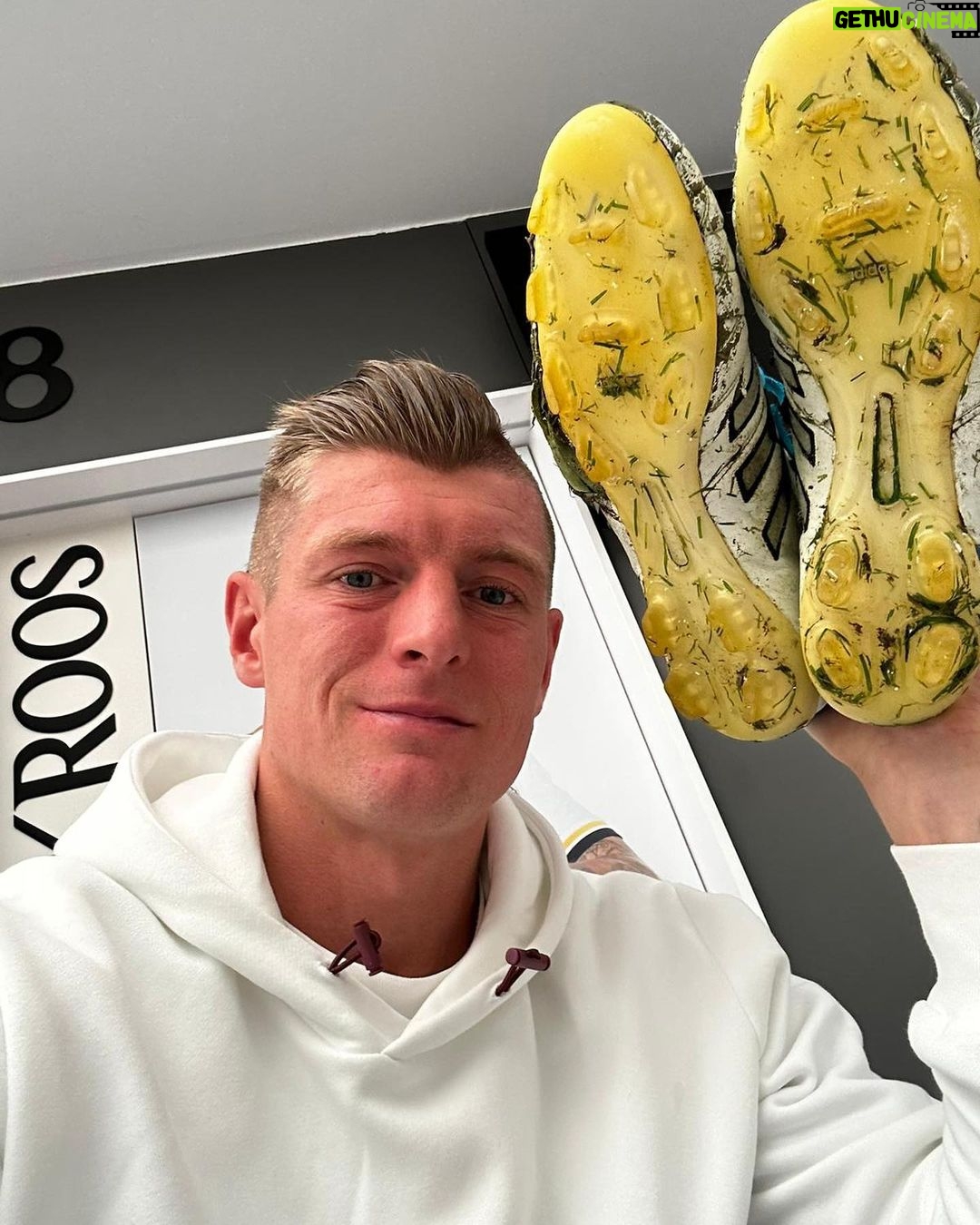Toni Kroos Instagram - ๐ช๐ต๐ผโ๐ ๐น๐ผ๐ผ๐ธ๐ถ๐ป๐ด ๐ฎ๐ป๐ฑ ๐ฒ๐
๐ฐ๐ถ๐๐ฒ๐ฑ ๐ณ๐ผ๐ฟ ๐๐ต๐ฒ ๐ป๐ฒ๐
๐ ๐๐ฒ๐ฎ๐บ ๐ฐ๐ฎ๐ฝ๐๐ฎ๐ถ๐ปโ Markiert 3 Freunde unter dem Post, folgt @toni.kr8s, @eliasn97 und @theiconleague und schreibt uns in die Kommentare, wen ihr euch als Team Kapitรคn wรผnschtโ๏ธ Unter allen Teilnehmer verlosen wir einen Matchworn Schuh von Toni, den er zuletzt beim 5:1 Heimsieg gegen @valenciacf an hatte. ๐ณ๐ Auรerdem verlosen wir ein Meet & Greet mit @eliasn97! Gewinne ein Treffen mit Eli und erfahre, was du schon immer von ihm wissen wolltest. ๐๐ซต ๐๏ธ Das Gewinnspiel lรคuft bis zum 30.11.2023 20 Uhr. Die Gewinner werden ausschlieรlich von diesem Account (@theiconleague) kontaktiert. ๐ Die Teilnahmebedingungen findet ihr unter dem Link in unserer Bio. Das Gewinnspiel steht in keinem Zusammenhang mit Instagram. Wir wรผnschen euch viel Erfolg! ๐ค