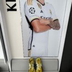 Toni Kroos Instagram - 𝗪𝗵𝗼’𝘀 𝗹𝗼𝗼𝗸𝗶𝗻𝗴 𝗮𝗻𝗱 𝗲𝘅𝗰𝗶𝘁𝗲𝗱 𝗳𝗼𝗿 𝘁𝗵𝗲 𝗻𝗲𝘅𝘁 𝘁𝗲𝗮𝗺 𝗰𝗮𝗽𝘁𝗮𝗶𝗻❓ Markiert 3 Freunde unter dem Post, folgt @toni.kr8s, @eliasn97 und @theiconleague und schreibt uns in die Kommentare, wen ihr euch als Team Kapitän wünscht⁉️ Unter allen Teilnehmer verlosen wir einen Matchworn Schuh von Toni, den er zuletzt beim 5:1 Heimsieg gegen @valenciacf an hatte. 😳🙌 Außerdem verlosen wir ein Meet & Greet mit @eliasn97! Gewinne ein Treffen mit Eli und erfahre, was du schon immer von ihm wissen wolltest. 👀🫵 🗓️ Das Gewinnspiel läuft bis zum 30.11.2023 20 Uhr. Die Gewinner werden ausschließlich von diesem Account (@theiconleague) kontaktiert. 📌 Die Teilnahmebedingungen findet ihr unter dem Link in unserer Bio. Das Gewinnspiel steht in keinem Zusammenhang mit Instagram. Wir wünschen euch viel Erfolg! 🤞