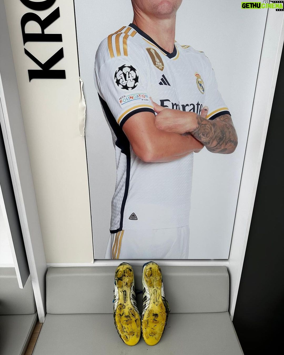 Toni Kroos Instagram - ๐ช๐ต๐ผโ๐ ๐น๐ผ๐ผ๐ธ๐ถ๐ป๐ด ๐ฎ๐ป๐ฑ ๐ฒ๐
๐ฐ๐ถ๐๐ฒ๐ฑ ๐ณ๐ผ๐ฟ ๐๐ต๐ฒ ๐ป๐ฒ๐
๐ ๐๐ฒ๐ฎ๐บ ๐ฐ๐ฎ๐ฝ๐๐ฎ๐ถ๐ปโ Markiert 3 Freunde unter dem Post, folgt @toni.kr8s, @eliasn97 und @theiconleague und schreibt uns in die Kommentare, wen ihr euch als Team Kapitรคn wรผnschtโ๏ธ Unter allen Teilnehmer verlosen wir einen Matchworn Schuh von Toni, den er zuletzt beim 5:1 Heimsieg gegen @valenciacf an hatte. ๐ณ๐ Auรerdem verlosen wir ein Meet & Greet mit @eliasn97! Gewinne ein Treffen mit Eli und erfahre, was du schon immer von ihm wissen wolltest. ๐๐ซต ๐๏ธ Das Gewinnspiel lรคuft bis zum 30.11.2023 20 Uhr. Die Gewinner werden ausschlieรlich von diesem Account (@theiconleague) kontaktiert. ๐ Die Teilnahmebedingungen findet ihr unter dem Link in unserer Bio. Das Gewinnspiel steht in keinem Zusammenhang mit Instagram. Wir wรผnschen euch viel Erfolg! ๐ค
