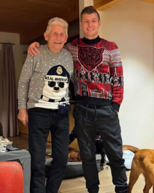 Toni Kroos Instagram - Frohes Fest soll ich ausrichten. Vom Chef persönlich.