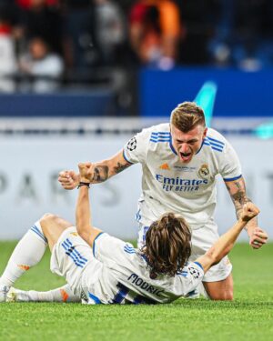 Toni Kroos Instagram - 💯 matches and countless #UCL memories with @RealMadrid!
1️⃣0️⃣0️⃣ partidos... ¡Miles de recuerdos en la Champions con nuestra camiseta!
#RealFootball