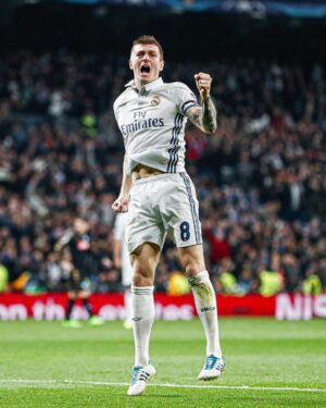 Toni Kroos Instagram - 💯 matches and countless #UCL memories with @RealMadrid!
1️⃣0️⃣0️⃣ partidos... ¡Miles de recuerdos en la Champions con nuestra camiseta!
#RealFootball