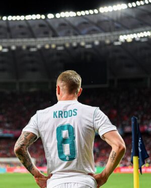 Toni Kroos Instagram - 💯 matches and countless #UCL memories with @RealMadrid!
1️⃣0️⃣0️⃣ partidos... ¡Miles de recuerdos en la Champions con nuestra camiseta!
#RealFootball