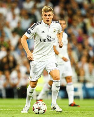 Toni Kroos Instagram - 💯 matches and countless #UCL memories with @RealMadrid!
1️⃣0️⃣0️⃣ partidos... ¡Miles de recuerdos en la Champions con nuestra camiseta!
#RealFootball