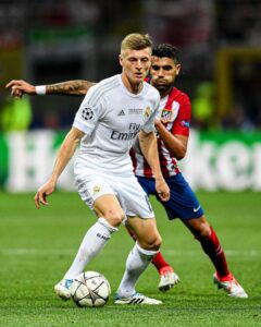 Toni Kroos Instagram - 💯 matches and countless #UCL memories with @RealMadrid! 1️⃣0️⃣0️⃣ partidos... ¡Miles de recuerdos en la Champions con nuestra camiseta! #RealFootball