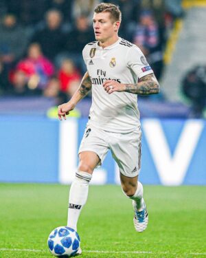 Toni Kroos Instagram - 💯 matches and countless #UCL memories with @RealMadrid!
1️⃣0️⃣0️⃣ partidos... ¡Miles de recuerdos en la Champions con nuestra camiseta!
#RealFootball