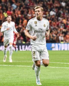 Toni Kroos Instagram - 💯 matches and countless #UCL memories with @RealMadrid! 1️⃣0️⃣0️⃣ partidos... ¡Miles de recuerdos en la Champions con nuestra camiseta! #RealFootball