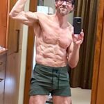 Tony Horton Instagram - I took this photo yesterday after 10 days in Jackson Hole WY. Lots of skiing, training (animal flow, yoga, weightlifting, and TONAL) and my favorite, shoveling that snow! 💪🏼 I also decided to cut out all processed snacks. Mixed berries and nuts only. I lost 7 pounds which I wasn’t trying to do. I’ll gain it back when I get home to Shawna’s home cooking. I typically don’t like being this lean, but I feel amazing!!! Well, that’s it from here. -TH #JacksonHole #YogaRetreat #TonyHortonFitness #MyPowerLife #PowerNation #ThePowerOf4 #PowerSync60