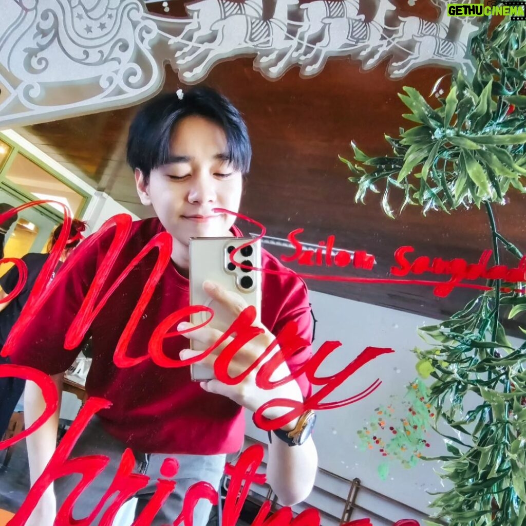 Tor Supakorn Wuttinansurasit Instagram - Merry Christmas 🎅 🫶🏻🎉 #torsupakorn #christmas #merrychristmas