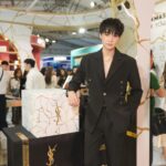 Tor Supakorn Wuttinansurasit Instagram – กลับมาอีกครั้ง! อีเวนต์ยิ่งใหญ่แห่งปีกับการรวม 6 บิวตี้แบรนด์ระดับโลก ได้แก่  YSL Beauty, Giorgio Armani, Lancôme, Kiehl’s, Biotherm และ shu uemura จำลองโรงแรมหรูสุดเอ็กซ์คลูซีฟ ‘Hotel De Luxe’ เช็กอิน-ช้อป-ชิลล์

✨ ลด 15% วันที่ 18 พ.ย. 2566 – 19 พ.ย. 2566 และ 25 พ.ย. 2566 – 26 พ.ย. 2566
✨ ลงทะเบียนร่วมงาน Hotel De Luxe รับของสมนาคุณมูลค่ารวม 2,790 บาท จาก 6 แบรนด์ชั้นนำ* http://luxeth.com/hotel-de-luxe 
✨First ever 3D Interactive OOH at Parc Paragon: ปรากฎการณ์ครั้งแรกในเมืองไทย ให้คุณร่วมเล่นกิจกรรมบนจอ LED ยักษ์ ณ ลาน Parc Paragon ด้วยการส่ง Emoji ขึ้นจอแบบ Real-Time สร้างโมเมนต์ความประทับใจ ให้แคปเจอร์เป็นที่ระลึก เล่นได้ทุกวันช่วง 18.30 น.
✨ รับฟรี! CRUFF “Flavors of Europe” จำนวน 1 เซ็ต** เมื่อช้อปสินค้าภายในงานตามเงื่อนไข และนำใบเสร็จมาแลกรับในวันเดียวกัน
✨ พิเศษสำหรับที่งาน! คอลเลคชั่นของขวัญสุดพิเศษพร้อมบริการห่อของขวัญหน้างาน ตามเงื่อนไขของแบรนด์

📅 17 พ.ย. 66 – 26 พ.ย. 66
📌 PARC PARAGON

แล้วเจอกันที่งาน!
*เงื่อนไขตามที่บริษัทกำหนดและของขวัญมีจำนวนจำกัด
** 1ท่าน/1สิทธิ์/วัน

#HotelDeLuxe