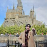 Tor Supakorn Wuttinansurasit Instagram - เราไม่ใช่แฮรี่นะ.... ที่จะเสกให้จงรัก..จงรัก..จงรัก.. โอม..จงหลง..จงหลง ..จงหลง.. จงหลงมนต์สะกดเดี๋ยวนี้🪄🔮 55555ขำแคปชั่นตัวเองไม้มีความเชื่อมโยงใดๆ แม้กระทั่งเพลงกับรูป🤣 โครตแปกกกก เลยยยยยย #torsupakorn #universalstudios #universalstudiosjapan #usj Universal Studios, Japan