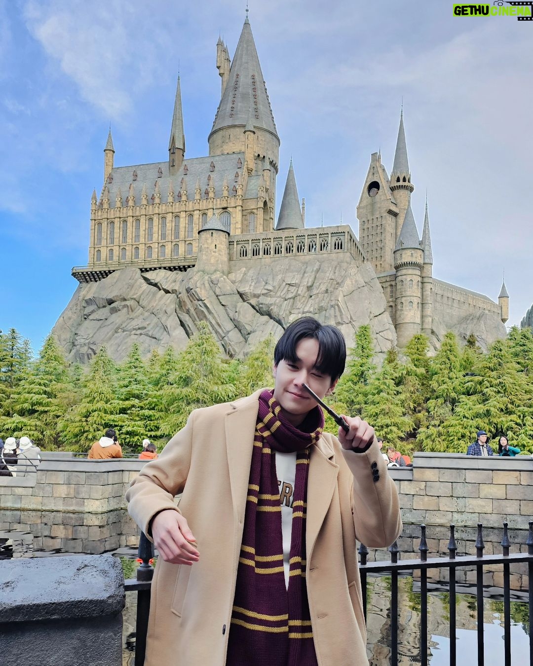 Tor Supakorn Wuttinansurasit Instagram - เราไม่ใช่แฮรี่นะ.... ที่จะเสกให้จงรัก..จงรัก..จงรัก.. โอม..จงหลง..จงหลง ..จงหลง.. จงหลงมนต์สะกดเดี๋ยวนี้🪄🔮 55555ขำแคปชั่นตัวเองไม้มีความเชื่อมโยงใดๆ แม้กระทั่งเพลงกับรูป🤣 โครตแปกกกก เลยยยยยย #torsupakorn #universalstudios #universalstudiosjapan #usj Universal Studios, Japan