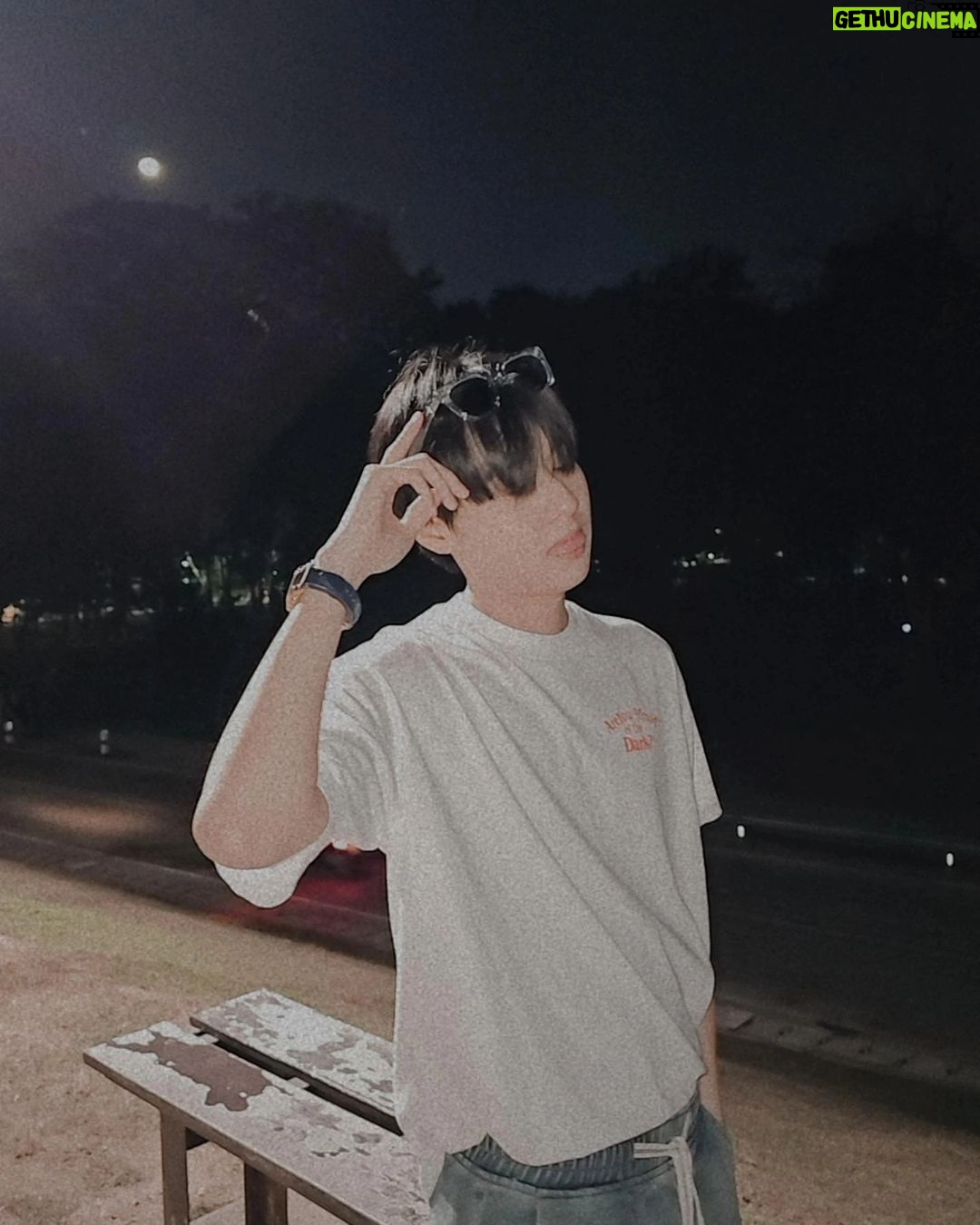 Tor Supakorn Wuttinansurasit Instagram - • วันสุดท้ายของปี 2023 • ปีนี้เป็นปีที่ครบรสชาติจริงๆ ไปสุดทุกทาง😭 ทั้งสิ่งที่มีปัญหาสร้างความทุกข์สุดๆและสิ่งที่สร้างความสุขสุดๆ ไปสุดจริงๆ สามารถบอกได้เลยว่า " ผ่านปีนี้ไปได้แล้ว ต่อ มึงโครตเก่งเลย 🫶🏻 " ขอบคุณทุกๆคนที่ซัพพอร์ตผมคนนี้เสมอ ไม่มีทุกคนผมคงไม่สามารถผ่านปัญหาต่างๆได้ ปีนี้เป็นปีที่ผมเปิดโลกความคิดมากๆเลย อยากโอบกอดทุกคนและตัวเองมากๆเลย แล้วตะโกนดังๆเลยว่า "ขอบคุณทุกคนนะครับ" นี่เป็นการพิมพ์คำว่า " ทุกคน " แล้วภาพของแต่ละคนลอยขึ้นมาเลยอ่ะ 🥹 รักและขอบคุณมากๆเลยนะครับ❤️ ขอโทษ ถ้าปีนี้ผมไปทำอะไรไม่ดีใส่ใครด้วยนะครับผมไม่ได้ตั้งใจแน่ๆ 🙏🏻 🦋 ปีนี้ผมมี องศาสูญ #AbsoluteZeroSeries เป็นของตัวเองแล้วนะ ขออวดหน่อย เย้ 🫶🏻🥹 🦋 ปีนี้ผมภูมิใจกันตัวเองเป็นแล้วนะครับ 🎉 2024 นายช่วยใจดีกับเราหน่อยนะ และก็ลาก่อน 2023 เราจะจำนายไม่ลืมเลย🫡 #torsupakorn #2023 #goodbye2023