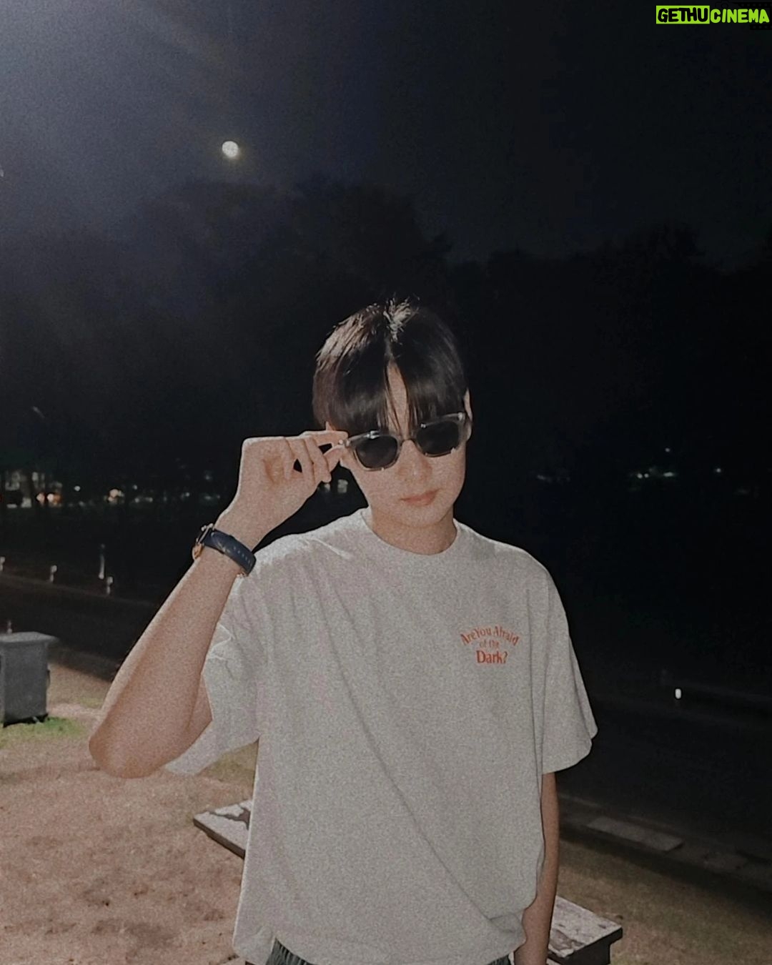 Tor Supakorn Wuttinansurasit Instagram - • วันสุดท้ายของปี 2023 • ปีนี้เป็นปีที่ครบรสชาติจริงๆ ไปสุดทุกทาง😭 ทั้งสิ่งที่มีปัญหาสร้างความทุกข์สุดๆและสิ่งที่สร้างความสุขสุดๆ ไปสุดจริงๆ สามารถบอกได้เลยว่า " ผ่านปีนี้ไปได้แล้ว ต่อ มึงโครตเก่งเลย 🫶🏻 " ขอบคุณทุกๆคนที่ซัพพอร์ตผมคนนี้เสมอ ไม่มีทุกคนผมคงไม่สามารถผ่านปัญหาต่างๆได้ ปีนี้เป็นปีที่ผมเปิดโลกความคิดมากๆเลย อยากโอบกอดทุกคนและตัวเองมากๆเลย แล้วตะโกนดังๆเลยว่า "ขอบคุณทุกคนนะครับ" นี่เป็นการพิมพ์คำว่า " ทุกคน " แล้วภาพของแต่ละคนลอยขึ้นมาเลยอ่ะ 🥹 รักและขอบคุณมากๆเลยนะครับ❤️ ขอโทษ ถ้าปีนี้ผมไปทำอะไรไม่ดีใส่ใครด้วยนะครับผมไม่ได้ตั้งใจแน่ๆ 🙏🏻 🦋 ปีนี้ผมมี องศาสูญ #AbsoluteZeroSeries เป็นของตัวเองแล้วนะ ขออวดหน่อย เย้ 🫶🏻🥹 🦋 ปีนี้ผมภูมิใจกันตัวเองเป็นแล้วนะครับ 🎉 2024 นายช่วยใจดีกับเราหน่อยนะ และก็ลาก่อน 2023 เราจะจำนายไม่ลืมเลย🫡 #torsupakorn #2023 #goodbye2023