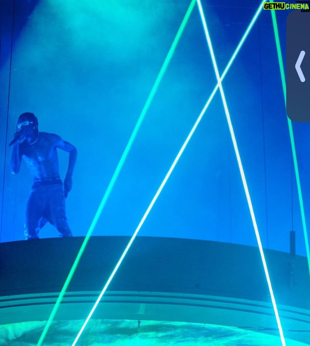 Travis Scott - 3.7 Million Likes - Night one 🇬🇧
And I’m so ready for 2 night.