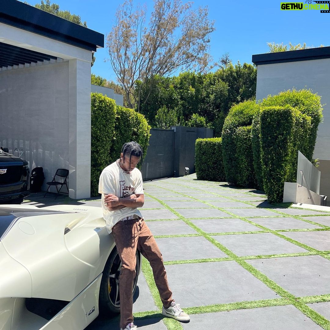 Travis Scott - 3.9 Million Likes -