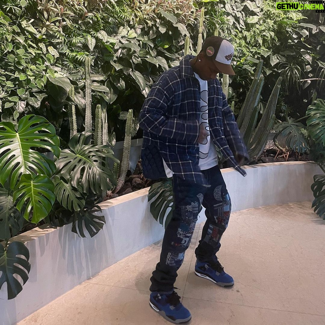Travis Scott - 3.5 Million Likes - In and out motion