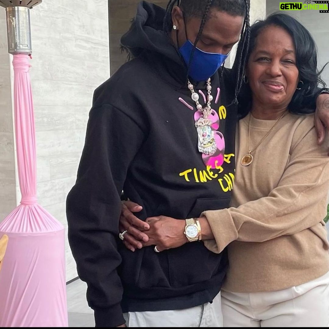 Travis Scott - 4.6 Million Likes - I’m glad you’re momz
Lit , caring and strong
Cuz 4 sho nobody could have put up with me for this long.