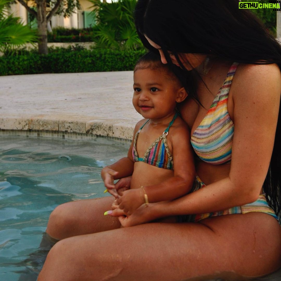 Travis Scott - 9.5 Million Likes - Of all the special things in life
The big ones and small
A mamas love and rage and tenderness
Is the most special of them all