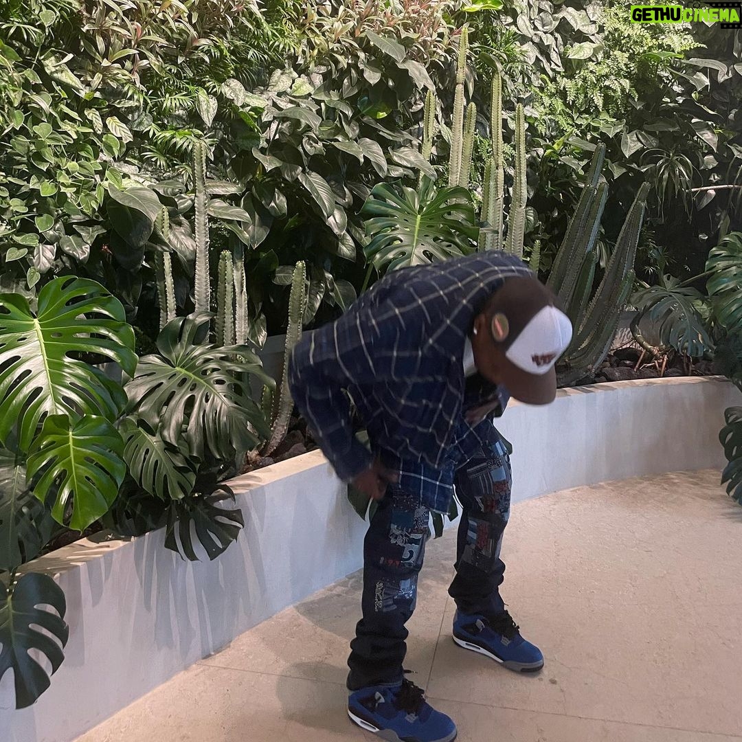 Travis Scott - 3.5 Million Likes - In and out motion