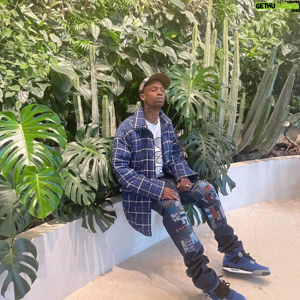 Travis Scott Instagram - In and out motion