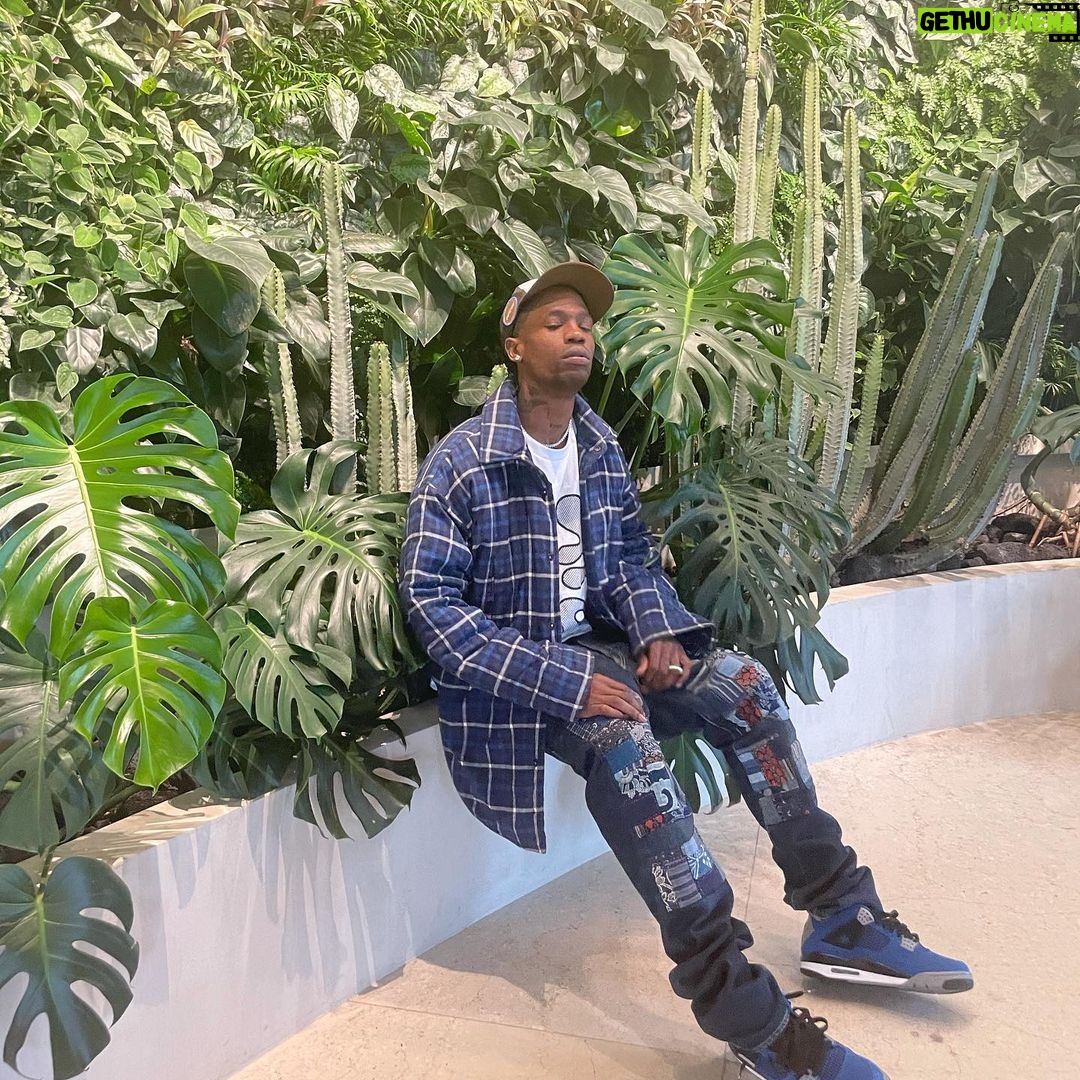 Travis Scott - 3.5 Million Likes - In and out motion