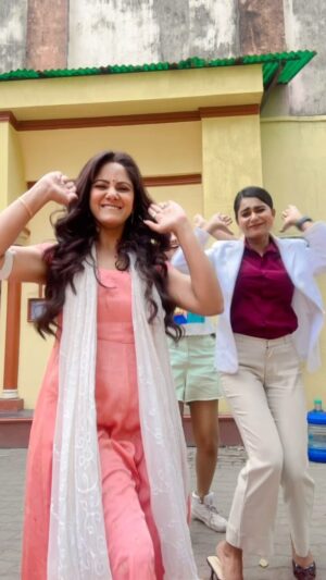 Trina Saha Instagram - That was fun girls 😉😂

#trinsi #lovebiyeajkal #squad