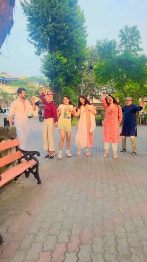 Trina Saha Instagram - This family Rocks 🫶🏻
🎥 @dipankar_babai 

#lbak #trinsi #squadgoals