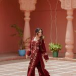 Twinkle Arora Instagram - For the undying love of culture❤️ Photography : @arvie666 Mua - @makeoverbysugs Styling - @theraunaqarora Outfit : @official_vastra . . . . . . . . #twinklearora #twinkle #nehmat #photoshoot #ethnic