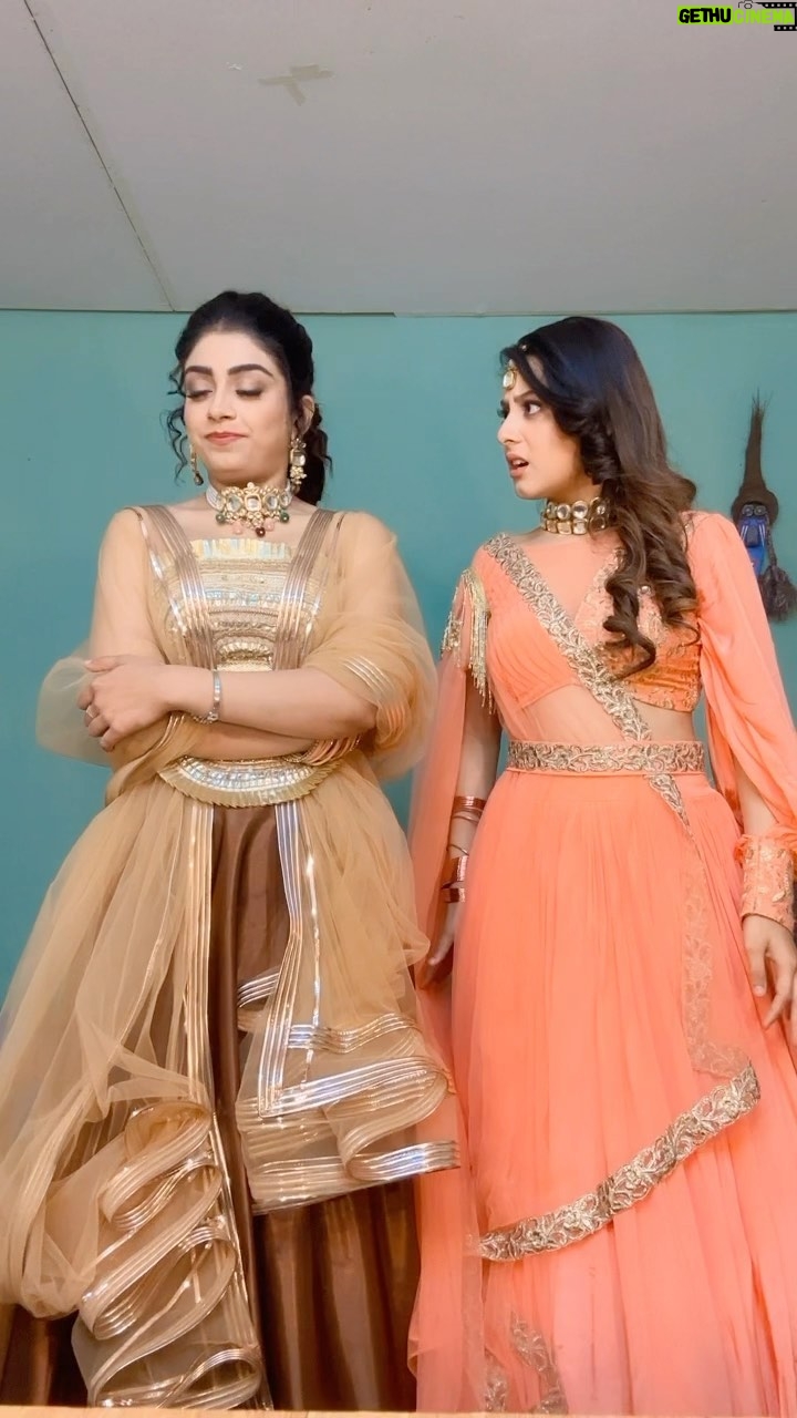 Twinkle Arora Instagram - tu bhi kar na dance @thetwinklearora 😂💃🏻 what do you think of nehmat and harleen's bond? . #udaariyaan #comedy #random #nehmat #harleen