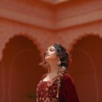 Twinkle Arora Instagram - For the undying love of culture❤️ Photography : @arvie666 Mua - @makeoverbysugs Styling - @theraunaqarora Outfit : @official_vastra . . . . . . . . #twinklearora #twinkle #nehmat #photoshoot #ethnic