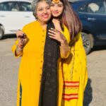 Twinkle Arora Instagram - Happy mothers day to u mumma♥️. I miss u soooo much😘 Its exact 8 months to our journey without u! And i wish badly that u were here to Watch your twinkle nonu and pau ♥️. As i said earlier life was easy at its toughest with u muma! You are the best ab jab duniya khud se dekh rhj hu toh yhi sawaal ata hai ki mom app itni asaani se sab kaise handle krlete the! Humari toh band bajti hai. U were a warrior and your values will never fade away we promise 😘. Sharing few cute memories! Keep scrolling for the cutest video ever Ps : DIDI APKE TARAH KHANA BNANA SIKH GYE HAI THODA BHT 😛