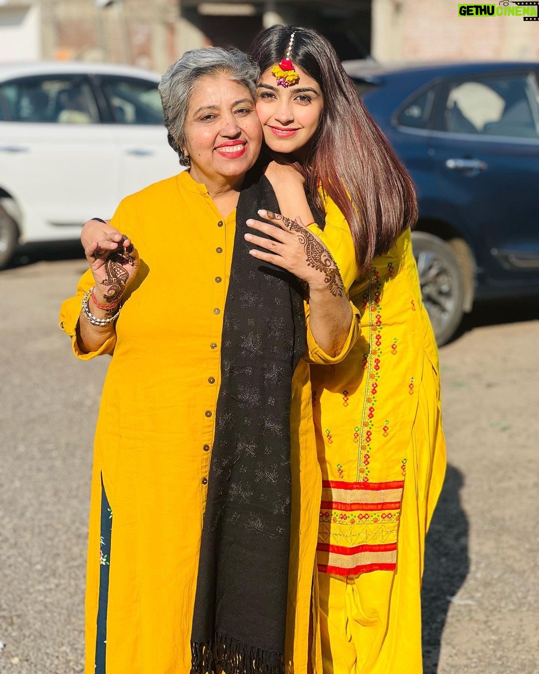 Twinkle Arora Instagram - Happy mothers day to u mumma♥️. I miss u soooo much😘 Its exact 8 months to our journey without u! And i wish badly that u were here to Watch your twinkle nonu and pau ♥️. As i said earlier life was easy at its toughest with u muma! You are the best ab jab duniya khud se dekh rhj hu toh yhi sawaal ata hai ki mom app itni asaani se sab kaise handle krlete the! Humari toh band bajti hai. U were a warrior and your values will never fade away we promise 😘. Sharing few cute memories! Keep scrolling for the cutest video ever Ps : DIDI APKE TARAH KHANA BNANA SIKH GYE HAI THODA BHT 😛