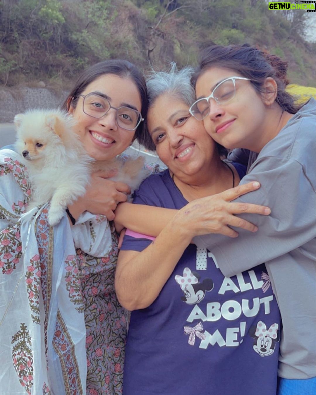 Twinkle Arora Instagram - Happy mothers day to u mumma♥️. I miss u soooo much😘 Its exact 8 months to our journey without u! And i wish badly that u were here to Watch your twinkle nonu and pau ♥️. As i said earlier life was easy at its toughest with u muma! You are the best ab jab duniya khud se dekh rhj hu toh yhi sawaal ata hai ki mom app itni asaani se sab kaise handle krlete the! Humari toh band bajti hai. U were a warrior and your values will never fade away we promise 😘. Sharing few cute memories! Keep scrolling for the cutest video ever Ps : DIDI APKE TARAH KHANA BNANA SIKH GYE HAI THODA BHT 😛