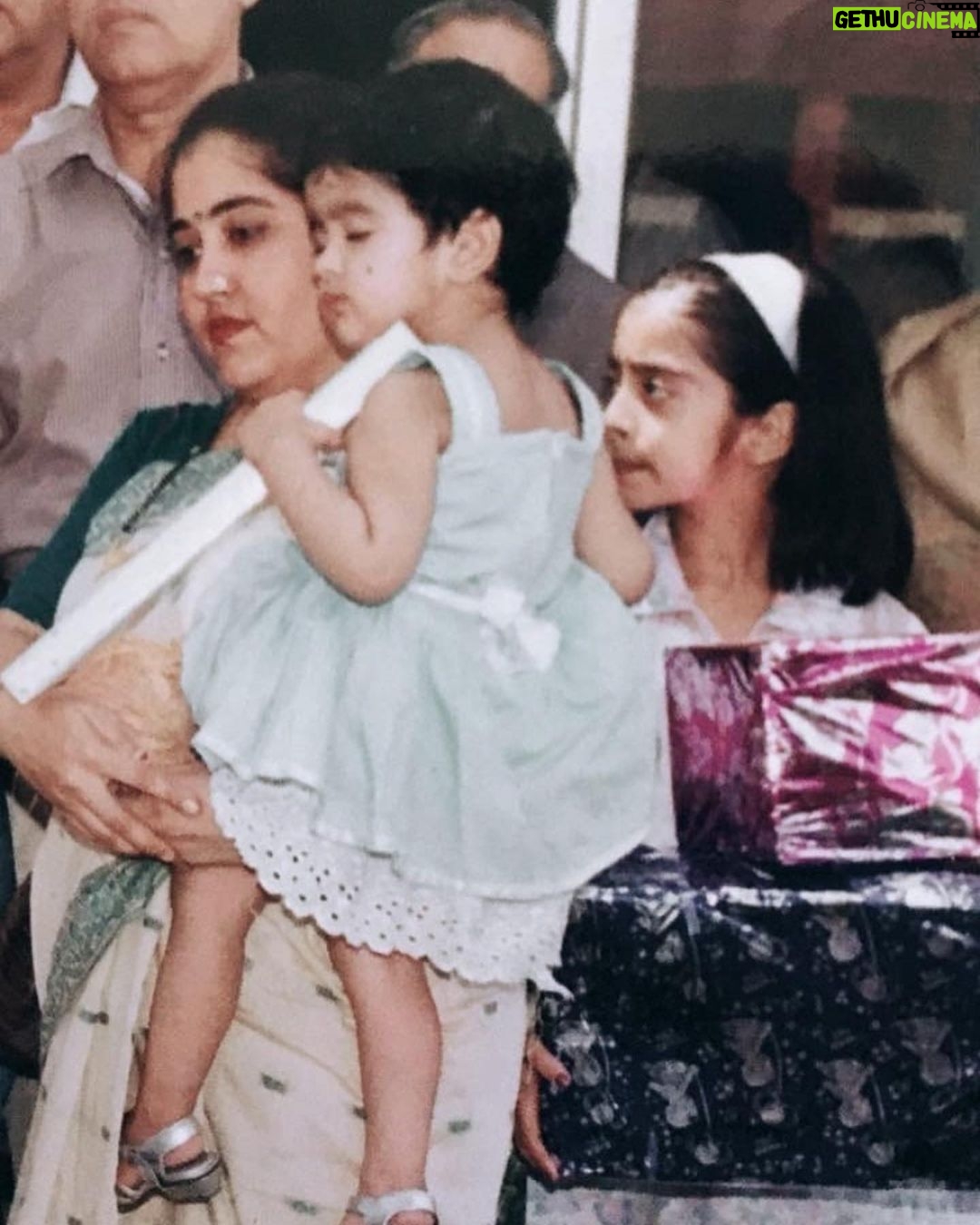 Twinkle Arora Instagram - Happy mothers day to u mumma♥️. I miss u soooo much😘 Its exact 8 months to our journey without u! And i wish badly that u were here to Watch your twinkle nonu and pau ♥️. As i said earlier life was easy at its toughest with u muma! You are the best ab jab duniya khud se dekh rhj hu toh yhi sawaal ata hai ki mom app itni asaani se sab kaise handle krlete the! Humari toh band bajti hai. U were a warrior and your values will never fade away we promise 😘. Sharing few cute memories! Keep scrolling for the cutest video ever Ps : DIDI APKE TARAH KHANA BNANA SIKH GYE HAI THODA BHT 😛