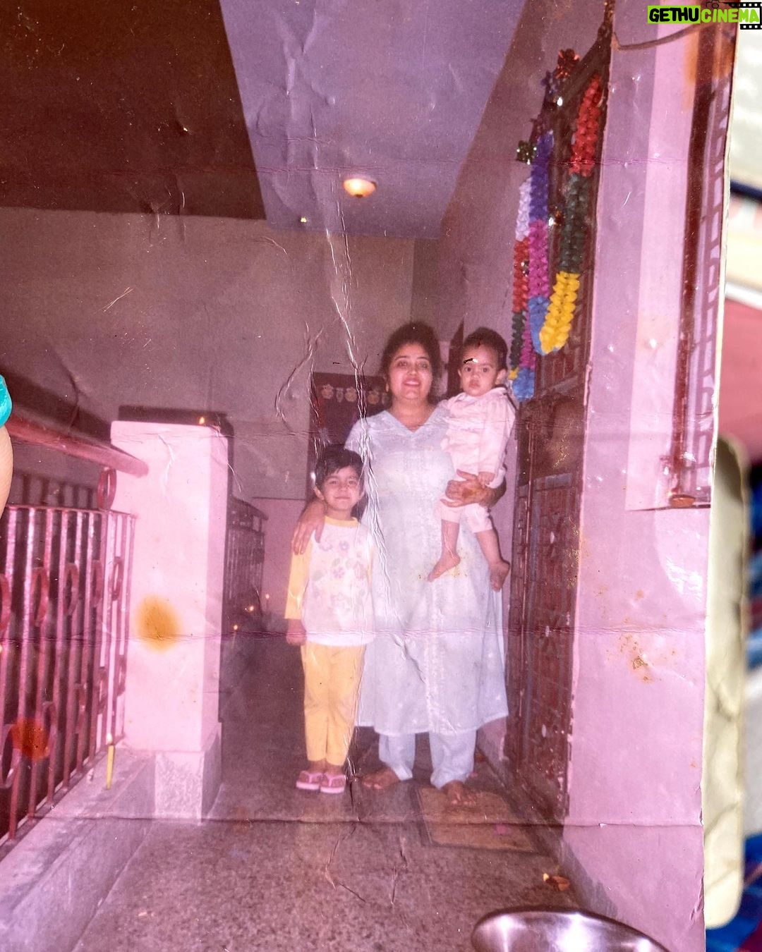 Twinkle Arora Instagram - Happy mothers day to u mumma♥️. I miss u soooo much😘 Its exact 8 months to our journey without u! And i wish badly that u were here to Watch your twinkle nonu and pau ♥️. As i said earlier life was easy at its toughest with u muma! You are the best ab jab duniya khud se dekh rhj hu toh yhi sawaal ata hai ki mom app itni asaani se sab kaise handle krlete the! Humari toh band bajti hai. U were a warrior and your values will never fade away we promise 😘. Sharing few cute memories! Keep scrolling for the cutest video ever Ps : DIDI APKE TARAH KHANA BNANA SIKH GYE HAI THODA BHT 😛