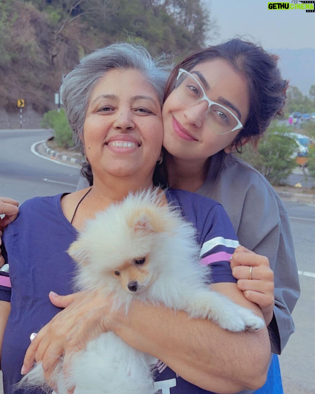 Twinkle Arora Instagram - Happy mothers day to u mumma♥️. I miss u soooo much😘 Its exact 8 months to our journey without u! And i wish badly that u were here to Watch your twinkle nonu and pau ♥️. As i said earlier life was easy at its toughest with u muma! You are the best ab jab duniya khud se dekh rhj hu toh yhi sawaal ata hai ki mom app itni asaani se sab kaise handle krlete the! Humari toh band bajti hai. U were a warrior and your values will never fade away we promise 😘. Sharing few cute memories! Keep scrolling for the cutest video ever Ps : DIDI APKE TARAH KHANA BNANA SIKH GYE HAI THODA BHT 😛