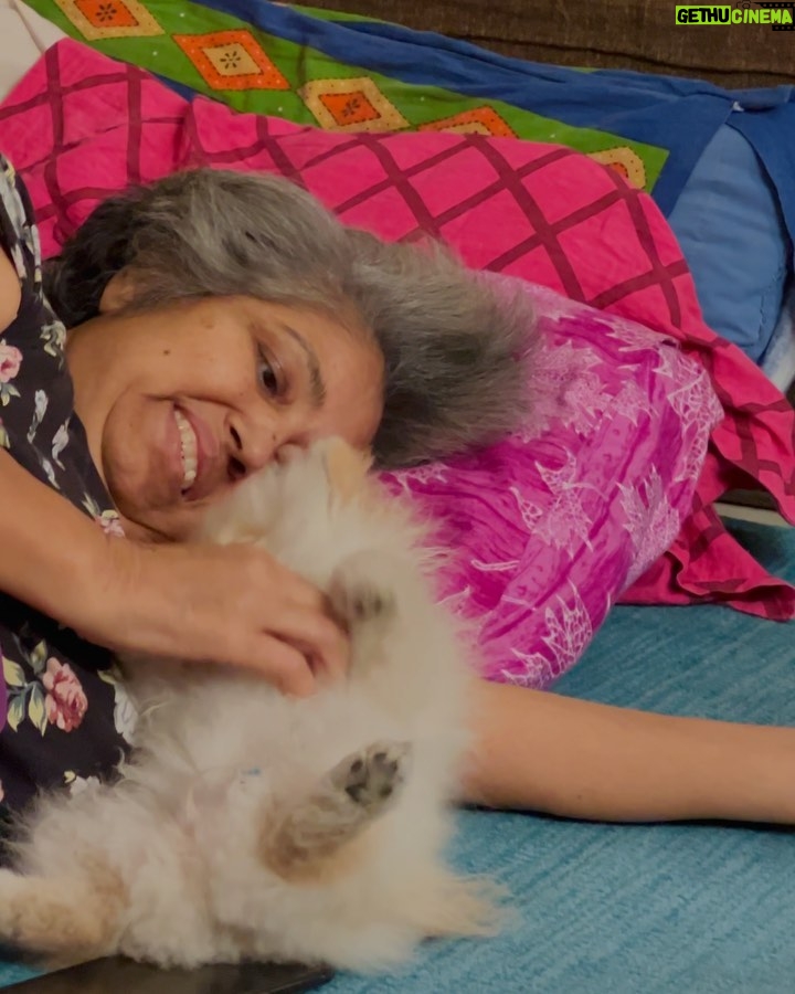 Twinkle Arora Instagram - Happy mothers day to u mumma♥️. I miss u soooo much😘 Its exact 8 months to our journey without u! And i wish badly that u were here to Watch your twinkle nonu and pau ♥️. As i said earlier life was easy at its toughest with u muma! You are the best ab jab duniya khud se dekh rhj hu toh yhi sawaal ata hai ki mom app itni asaani se sab kaise handle krlete the! Humari toh band bajti hai. U were a warrior and your values will never fade away we promise 😘. Sharing few cute memories! Keep scrolling for the cutest video ever Ps : DIDI APKE TARAH KHANA BNANA SIKH GYE HAI THODA BHT 😛
